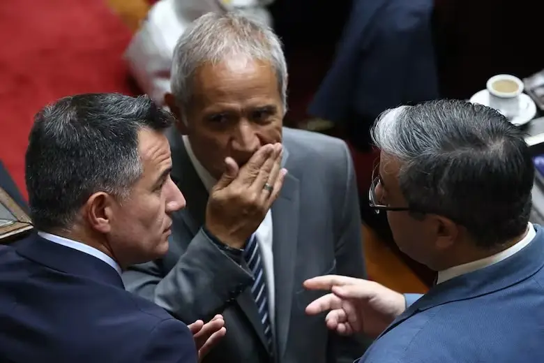 El diputado de Unión por la Patria, Sergio Palazzo, junto a los legisladores Gabriel Bonoroni y Germán Martínez.