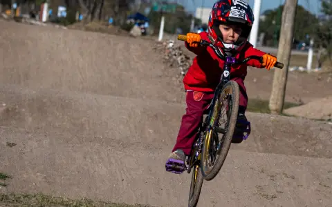 Kevin Löwy dirigiendo el entrenamiento matutino del Club Salteño de BMX.