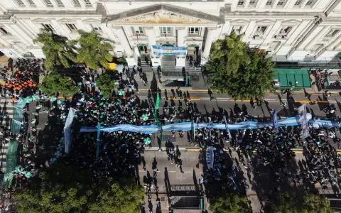 Estudiantes se manifiestan frente a la Universidad de Buenos Aires (UBA) para exigir al Gobierno de Milei que cumpla con una ley 