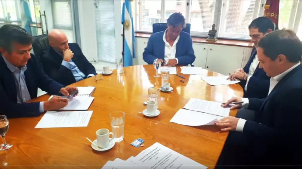 La firma de funcionarios del gobierno provincial y la compañía minera.