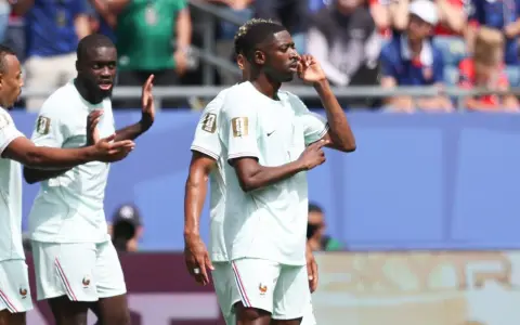 Dembelé se despachó con tres goles en el primer tiempo contra Noruega