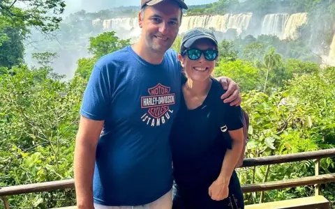 Manuel Adorni y su esposa Bettina Angeletti