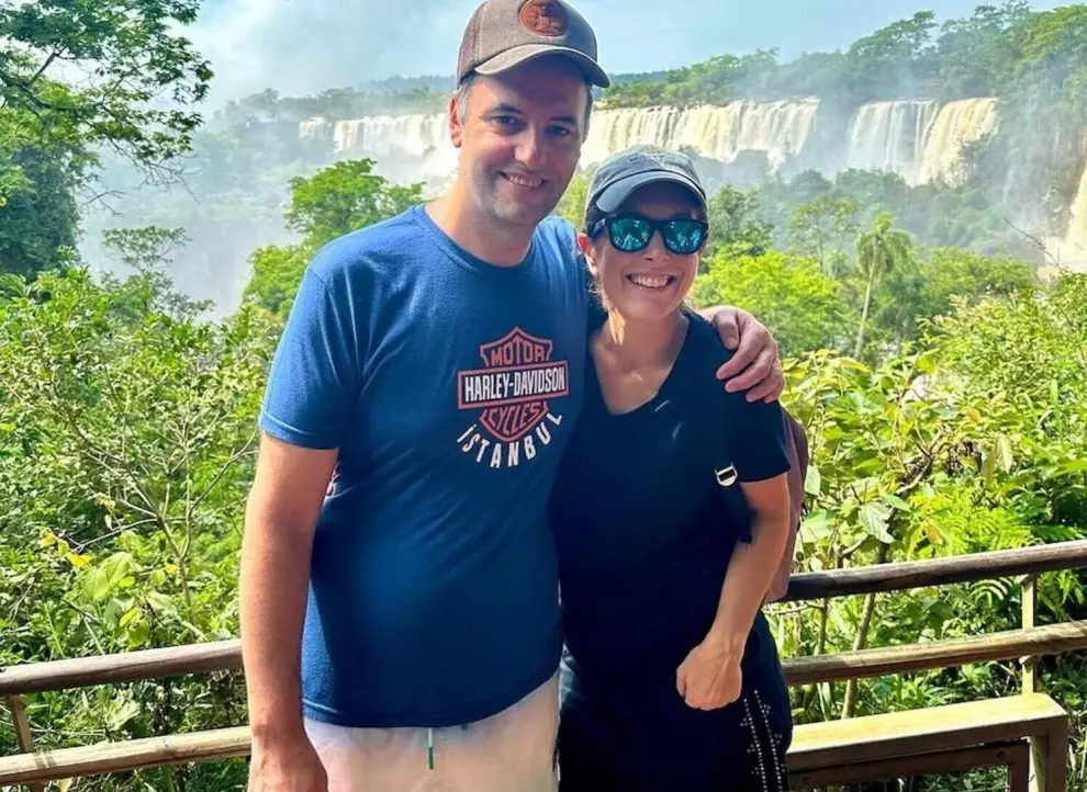 Manuel Adorni y su esposa Bettina Angeletti