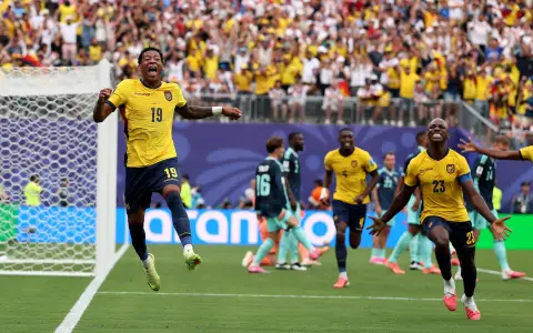Gonzalo Plata, héroe de Ecuador, en el festejo histórico junto a Moisés Caicedo.