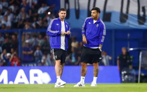 Rodrigo De Paul, junto a Leandro Paredes, en su clásico ritual cabulero de los caramelos antes de cada partido de la Selección.