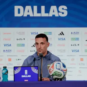 Messi al banco, divertido cruce con Macaya y solidaridad con Venezuela: lo mejor de la conferencia de Scaloni pre-Jordania