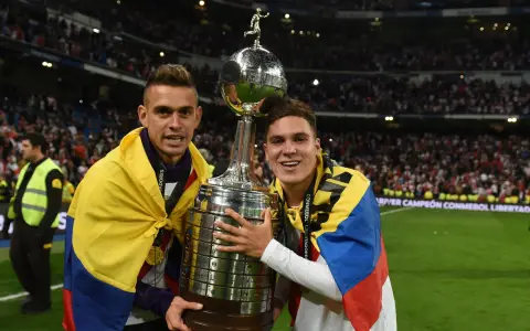 Rafael Santos Borré junto a Juanfer Quintero, tras la memorable consagración de River ante Boca en Madrid en 2018.