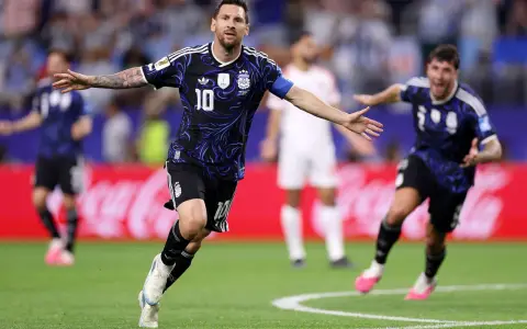 Messi sale a festejar su golazo de tiro libre, el sexto de su cuenta personal en tres partidos de Mundial, para liquidar el triunfo ante Jordania.