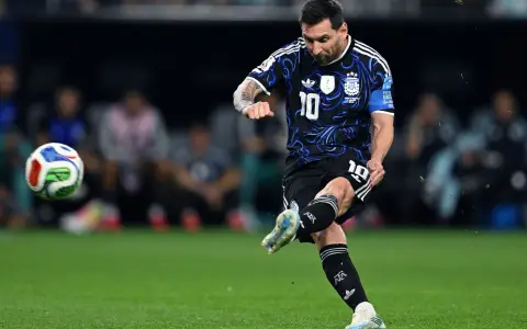 Lionel Messi ya saca el zurdazo mágico con el que liquidó el triunfo argentino ante Jordania.