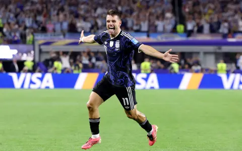 Gio Lo Celso celebra tras su golazo de tiro libre.