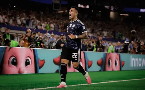 Lautaro Martínez tras sacarse la mufa y convertir su primer gol en un mundial.