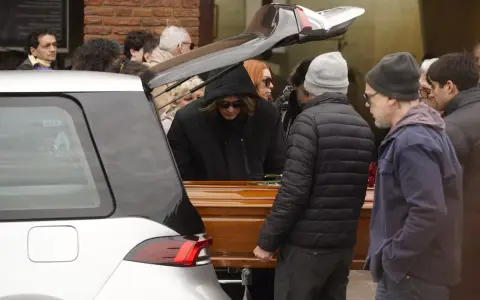 Dolor en la despedida de Ernestina Pais.