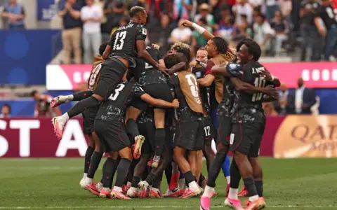 El festejo eufórico de Canadá tras el gol en el último suspiro que le dio el pase a octavos.