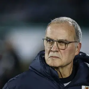 La frase que sentenció el ciclo de Bielsa en Uruguay tras el papelón en el Mundial: "Me voy muy triste porque me dejaron solo"