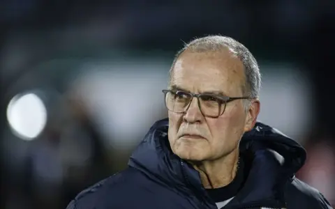 Marcelo Bielsa termina un ciclo paupérrimo en Uruguay enfrentando con el plantel.