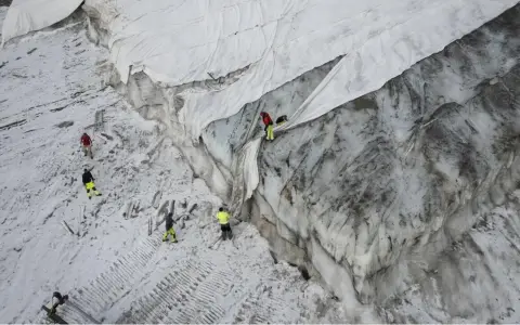 Advierten que los glaciares suizos se derriten a un ritmo alarmante.