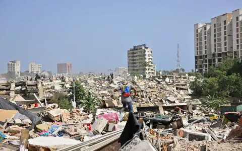 Un hombre entre los escombros de edificios derrumbados tras los terremotos que azotaron el país, en La Guaira, Venezuela, el 26 de junio de 2026
