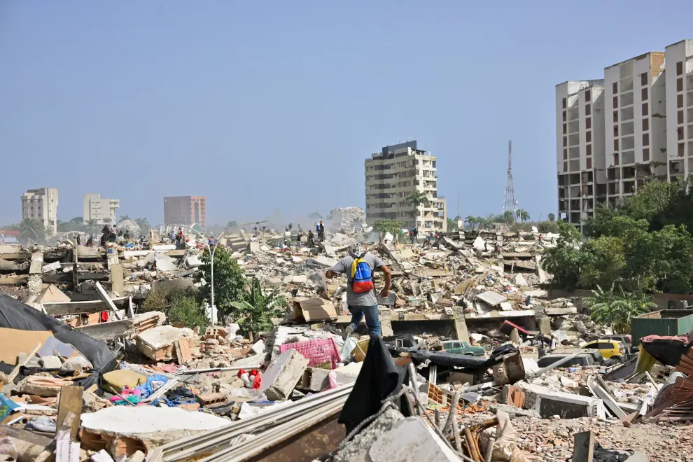 Un hombre entre los escombros de edificios derrumbados tras los terremotos que azotaron el país, en La Guaira, Venezuela, el 26 de junio de 2026

