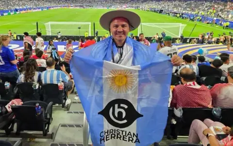 Herrera alentando a la Selección en Dallas