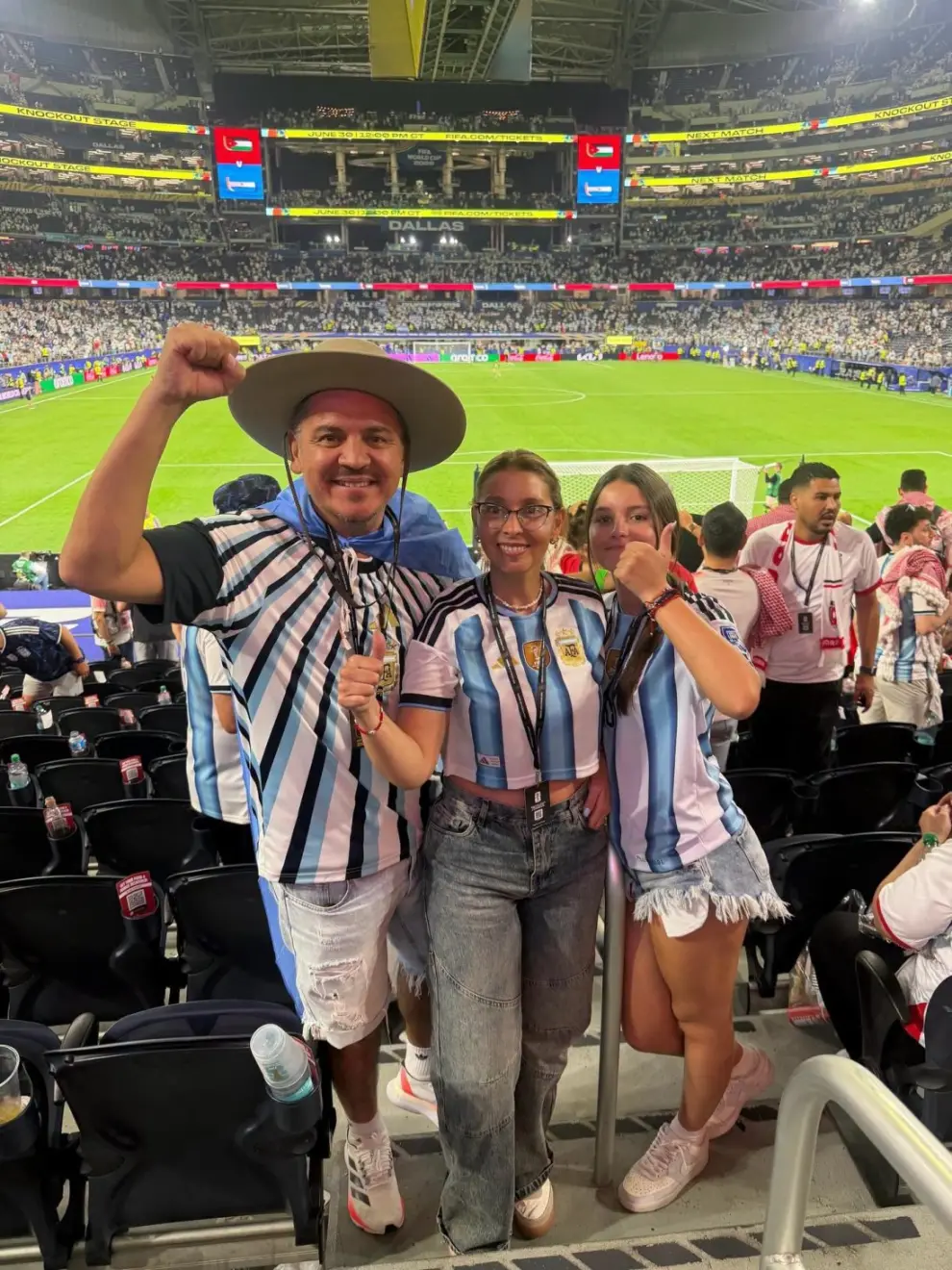 Christian Herrera con su familia en el partido de Argentina