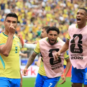 Brasil reaccionó a tiempo y eliminó a un aguerrido Japón para clasificarse a octavos