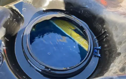 El tanque de combustible con los "ladrillos" de cocína en su interior.
