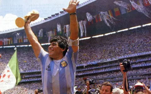 El momento sublime, el de la segunda estrella: Diego Armando Maradona, gigante en el Azteca con la Copa del Mundo en mano.