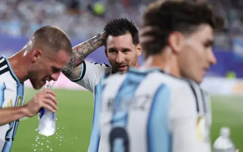 Una pausa de hidratación durante un partido de Argentina, entre el cuidado físico y el nuevo negocio televisivo.