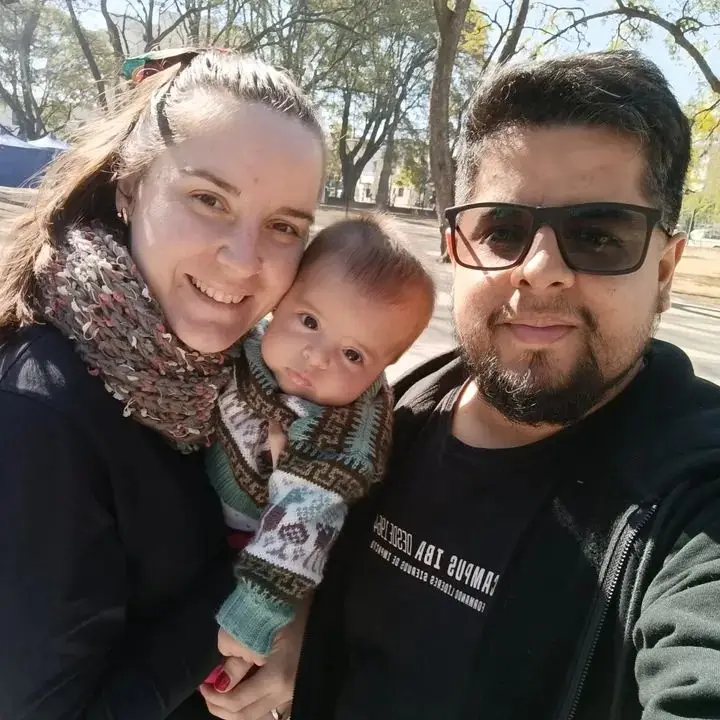 Luciano, junto a su esposa Evelyn, y su pequeña hija Luna.