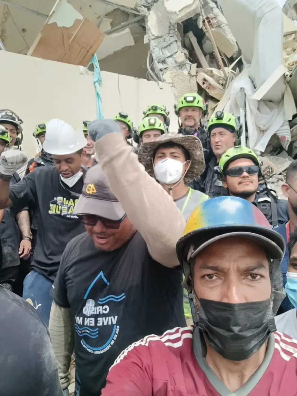Rubén Rojas (el primero de frente) junto a un grupo de rescatistas en La Guaira. 