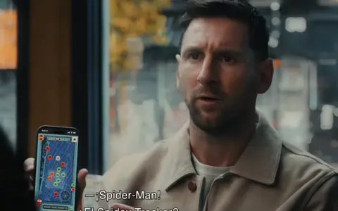 Messi incursionando con las cámaras actuando con Tom Holland