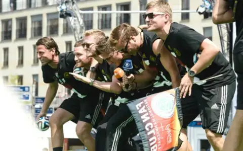 Los jugadores alemanes agachados cantando "así caminan los gauchos" en los festejos del 2014
