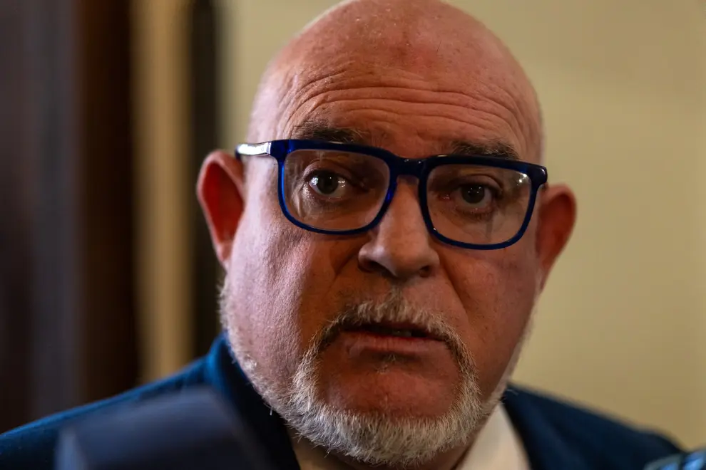 Sebastián García defensor de la cosmetologa y enfermera 