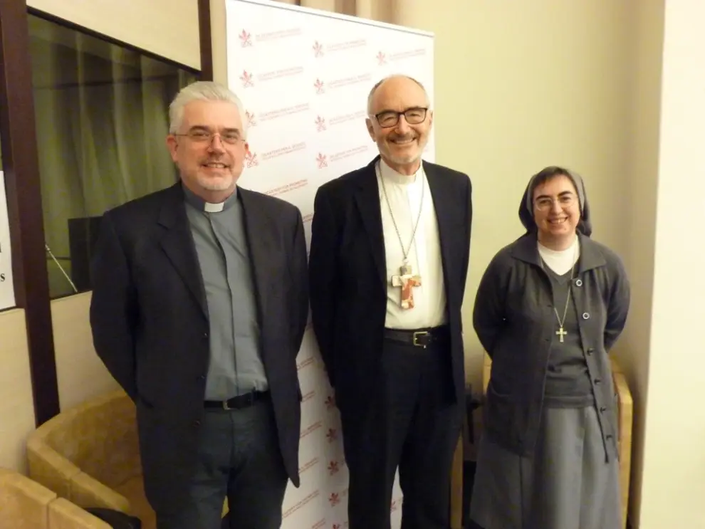 Sor Alessandra Smerilli, juntom al Cardenal Czerny y el Padre Baggio