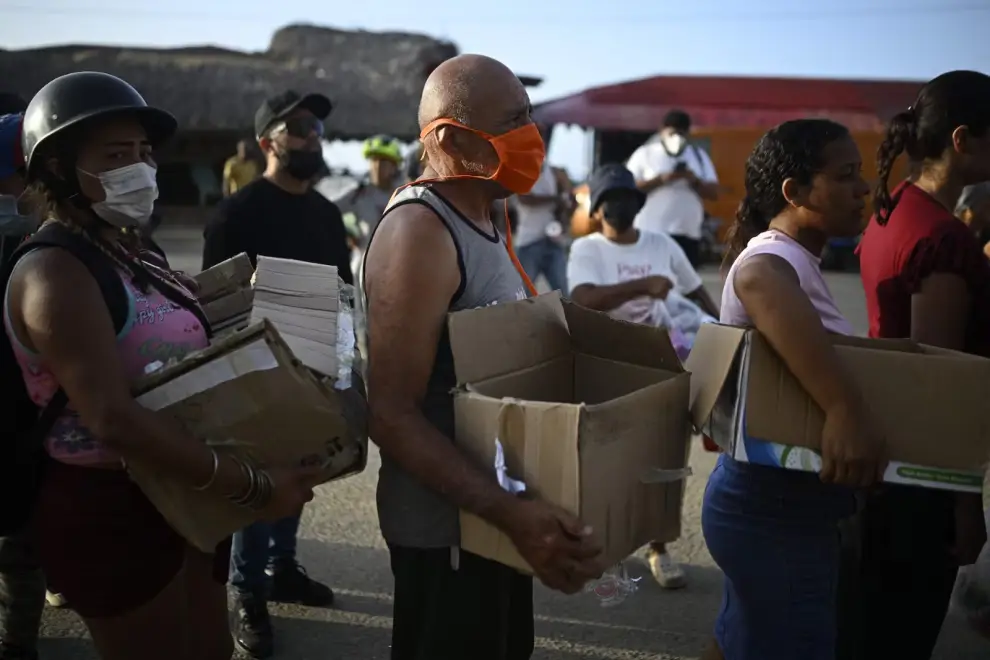 Residentes de La Guaira hacen fila para recibir provisiones
FEDERICO PARRA - POOL