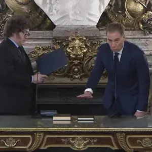 Con un abrazo entre Milei, Adorni y Santilli, el Gobierno escenificó una nueva etapa política