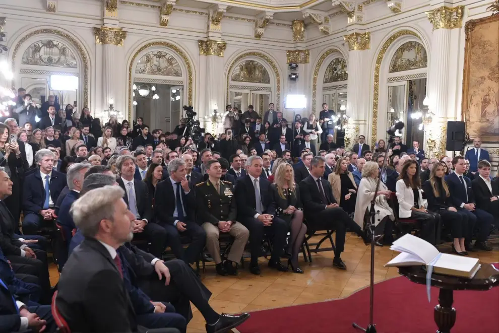 Diego Santilli juró como jefe de Gabinete en un Salón Blanco colmado de ministros, funcionarios y gobernadores.