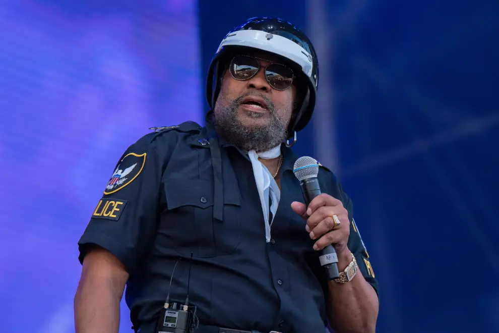 Victor Willis del grupo musical Village People actúa durante el festival Boogietown en Surrey, Reino Unido.