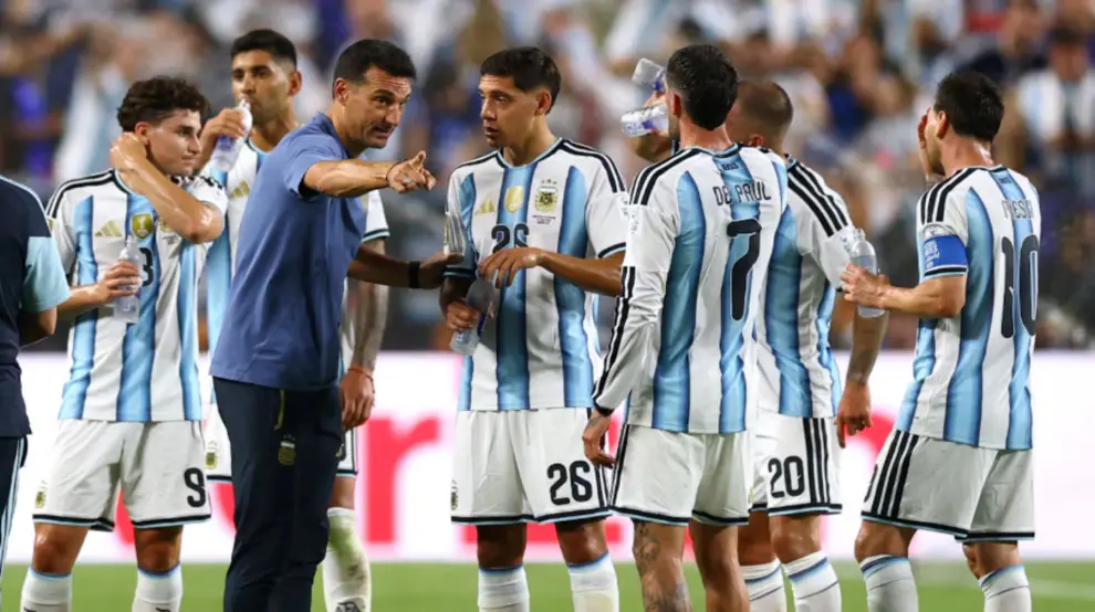 Las indicaciones de Scaloni durante el "cooling break"