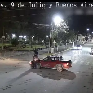 VIDEO: Dos adolescentes en moto resultaron heridos tras violento choque con una camioneta en Campo Quijano