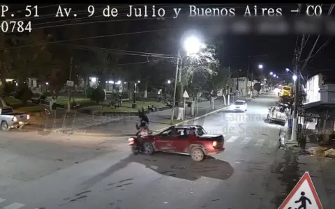 Momento del violento impacto de los motociclistas con una camioneta.