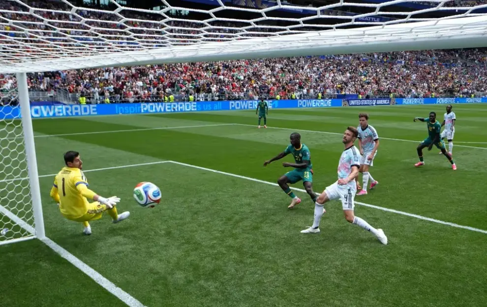 Una de las acciones del partidazo entre Bélgica y Senegal.