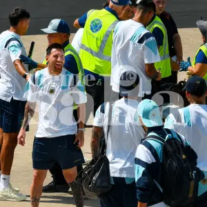 Messi estalló de risa cuando la seguridad abrió la valija del Cuti Romero y encontró algo inesperado