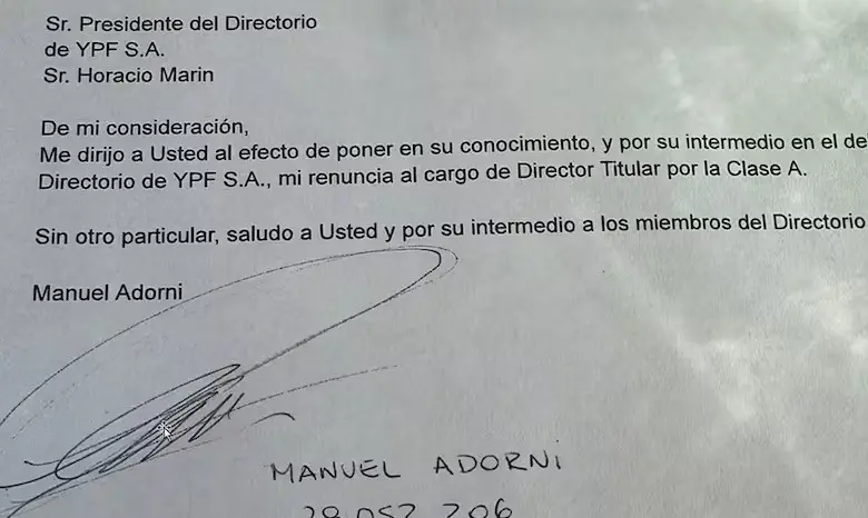Carta de renuncia de Manuel Adorni como directivo de YPF