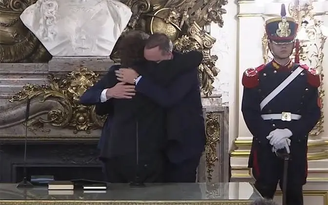 Manuel Adorni, Javier Milei y Diego Santilli se funbden en un abrazo en Casa Rosada