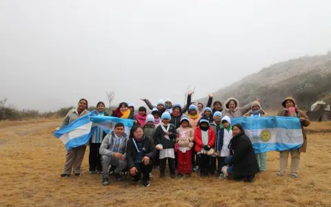 El grupo de tejedoras con los alumnos de la Escuela Ernesto Rodríguez Pérez