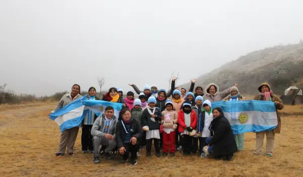 El grupo de tejedoras con los alumnos de la Escuela Ernesto Rodríguez Pérez