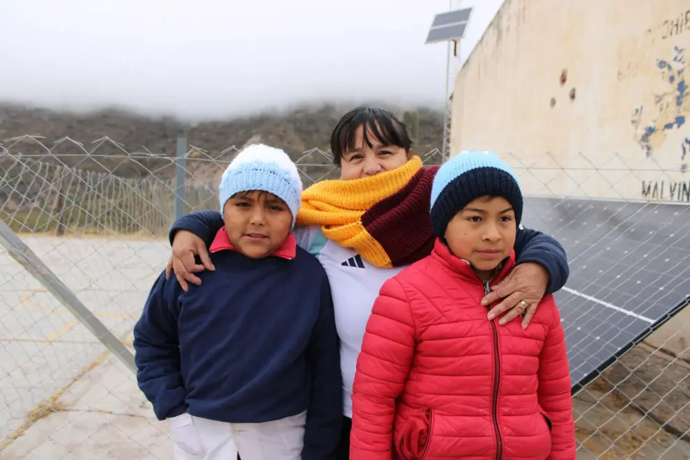 Los gorritos tejidos por las mujeres solidarias de Chicoana
