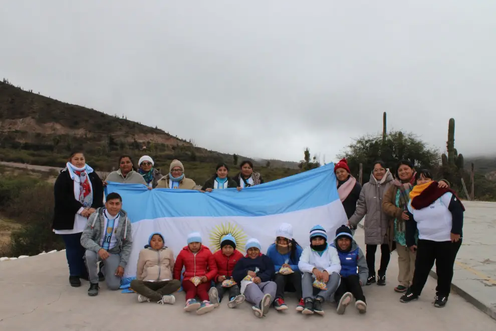 Foto grupal con la bandera argentina esperando el partido del viernes