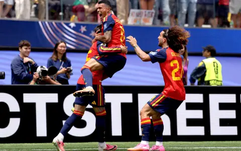 El festejo de los jugadores de España tras el tercer gol marcado por Oyarzabal